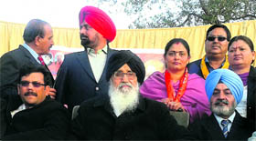 CM Parkash Singh Badal, BJP state chief Kamal Sharma (L) and ex-DGP PS Gill (R) at a rally in Moga.