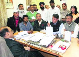 A delegation of the Congress meets the Chief Executive Officer of the Municipal Corporation in Dehradun on Wednesday