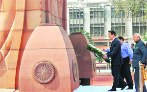UK PM David Cameron pays floral tributes to victims of Jallianwala Bagh massacre in Amritsar.