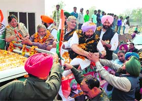 PCC chief Capt Amarinder and party leaders at a road show in Moga on Wednesday