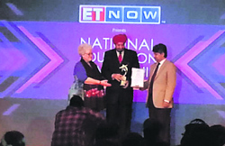 Lt Gen (retd) DDS Sandhu (centre), Vice-Chancellor, Kurukshetra University, receives an award at a programme in Mumbai.