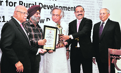 Rural Development Minister Jairam Ramesh presents IPI-India award for excellence in journalism 2012 to Editor-in-Chief of The Tribune Raj Chengappa and Chief of Bureau Prabhjot Singh