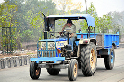 Violation of traffic rules by tractor trolleys goes on unchecked in Jammu