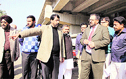 Mayor Sunil Jyoti directs officials of Soma Enterprises and engineers, hired by the NHAI, to ensure the provision of well-paved service lanes in Jalandhar on Friday