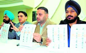 Congress leaders Vaneet Mahajan, Sandeep Gorsi and councillor Gurinder Rishi address mediapersons in Amritsar on Saturday