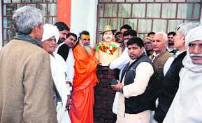 Swami Dharam Dev and others unveil the statue of Bhagat Singh at Genius Public School.