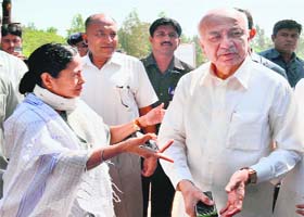 Union Home Minister Sushilkumar Shinde and West Bengal Chief Minister Mamata Banerjee during a visit to Frazerganj in South 24 Parganas on Monday