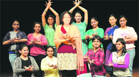 Guru Saroja Vaidyanathan with her troupe of dancers