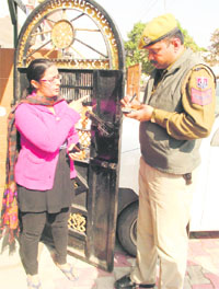 The victim narrates the incident to a policeman in Mohali.