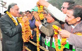 Chief Minister Vijay Bahuguna being greeted by people of Vikasnagar on Wednesday