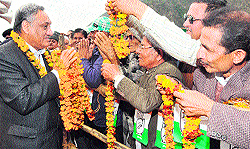 Chief Minister Vijay Bahuguna being greeted by people of Vikasnagar on Wednesday