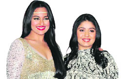 (L-R)Sonakshi Sinha & Sunidhi Chauhan
