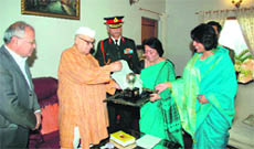 Governor Aziz Qureshi unveils a silver golf cup trophy of Sara Governor's Golf Cup Tournament at Raj Bhavan 