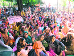 @@@@Forest dwellers hold a demonstration in support of their demands in Haldwani on Thursday. 