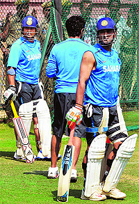 Sachin Tendulkar and MS Dhoni with the team at Rajiv Gandhi International Stadium Uppal in Hyderabad
