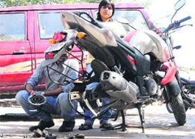 The motorcycle without the tyre in Sector 15, Chandigarh