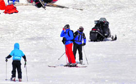 Tourists enjoy skiing on the snow slopes of Gulmarg in Kongdoori on Sunday.