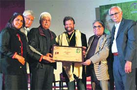 Sahir Award for Hans Raj Hans: Singer Hans Raj Hans being presented Sahir Award during the Jashn-e-Sahir Annual International Mushaira organised at Nehru Siddhant Kendra