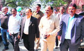 Bakshi Ram Arora (C) Amritsar Mayor, Anil Sole (2nd from right) Mayor of Nagpur and Deputy Mayor of Nagpur Sandip Jadhav (2nd from left) outside the Amritsar Municipal Corporation in Amritsar on Monday.