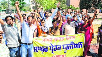 Members of the Sakhar Prerak Union, Punjab, held a rally against the state government in Bathinda on Monday.