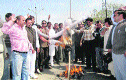 BJP workers stage a dharna in front of the District Magistrates office in Dehradun on Monday. Tribune photo: Vinod Pundir 