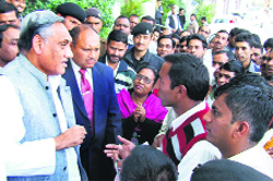 Chief Minister Vijay Bahuguna meets a delegation of Home Guard jawans in Dehradun on Monday.