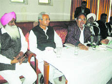 KV Singh addresses mediapersons in Fatehabad.