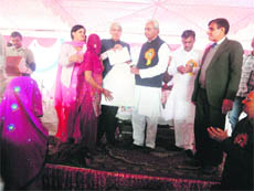 Chief Parliamentary Secretary PS Gillankhera and VC KS Khokhar distribute assistance material among beneficiaries at Fatehabad.