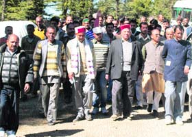 Roop Singh Thakur, a former BJP leader, leads a delegation to submit a memorandum to CM Virbhadra Singh at Nihari on Monday