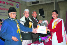 Kiran Ulfat Goyal of Nanhi Duniya receives an award from former Chief Election Commissioner 