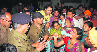 A rickshaw-pullers family members protest against his thrashing by the police in Sirsa on Tuesday.