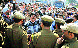 Police today foiled a rally of government employees who tried to march towards the civil secretariat in Jammu on Wednesday