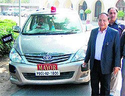 Mayor Bakshi Ram Arora without any security in Amritsar on Thursday