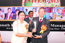 Usha Popli, Director-Coordinator of the PPU, presents a memento to scientist Kuldeep Singh Dhindsa during an international conference at Hisar. 