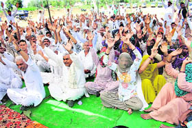 Members of the Jat community at a rally in Hisars Mayyar village on Thursday.