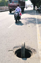 An open manhole on Ferozepur Road in Ludhiana. 