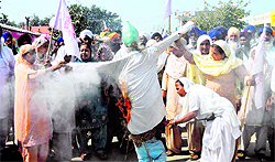 Activists of various organisations protest against the registration of a case against farmers