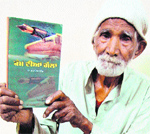 Guran Das Verma poses with his latest book Kamm Diyan Gallan in Amritsar. Photo: Sameer Sehgal