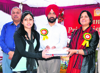 Gurpreet Deo, IG, NRI Affairs, Punjab Police, presents a prize to a student of Lyallpur Khalsa College in Jalandhar on Saturday.