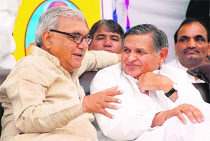 Chief Minister Bhupinder Singh Hooda with Delhi Vidhan Sabha Speaker Yoganand Shastri during annual function of Mahavidyalaya Gurukul in Jhajjar on Sunday. 