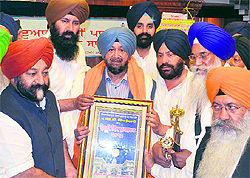 Akal Takht Jathedar Giani Gurbachan Singh honours Dubai-based businessman SPS Oberoi at a Gurdwara in Jalandhar on Sunday