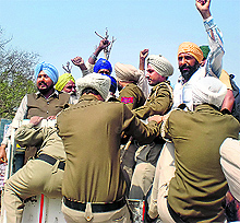The police arrests farmers who were on their way to Bathinda to participate in a protest, in Moga on Sunday