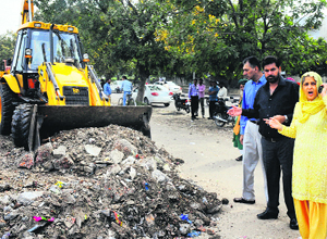 Mayor Subhash Chawla (centre) with former Mayor Harjinder Kaur during the inauguration of the Malba-Free City campaign in Sector 34, Chandigarh, on Monday.