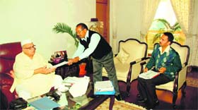 A delegation of the Uttarakhand SC/ST Employees Federation submits a memorandum of demands to Governor Aziz Qureshi in Dehradun on Monday