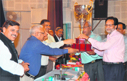 The prize distribution function on the conclusion of the Kisan Mela at Pantnagar Agriculture University on Monday. 
