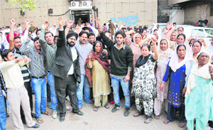 Kin of the deceased protest in GMC, Jammu on Monday.