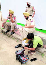 A cop getting his shoes polished in Bathinda. 