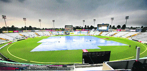 Thursday showers dashed the hopes of cricket buffs as the first day's play of the third Test between India and Australia was washed out. Chandigarh recorded 11.4 mm of rainfall, plummeting the day and night temperatures.