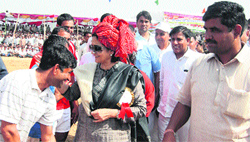 Haryana minister Kiran Choudhry being introduced to sportspersons on the concluding ceremony of Surender Singh Memorial Sports Festival at Badhra in Bhiwani on Sunday. Photo by writer 