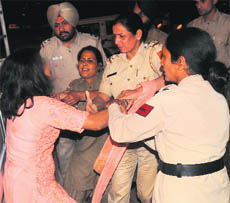 Policewomen try to get hold of the girl who created a ruckus at the PU on Saturday.